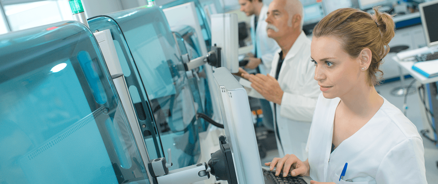 Fachkräftemangel in der Chemie- und Pharmabranche bremst die Digitalisierung in Unternehmen